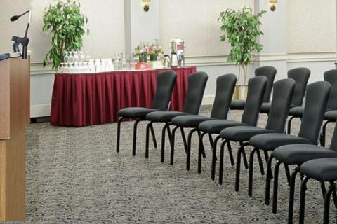会议室设置的讲台和椅子
