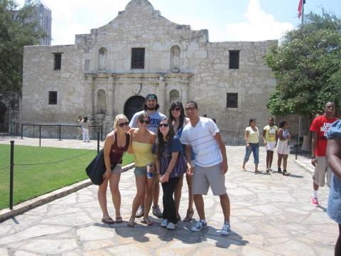 UNH NSE 学生s at the Alamo