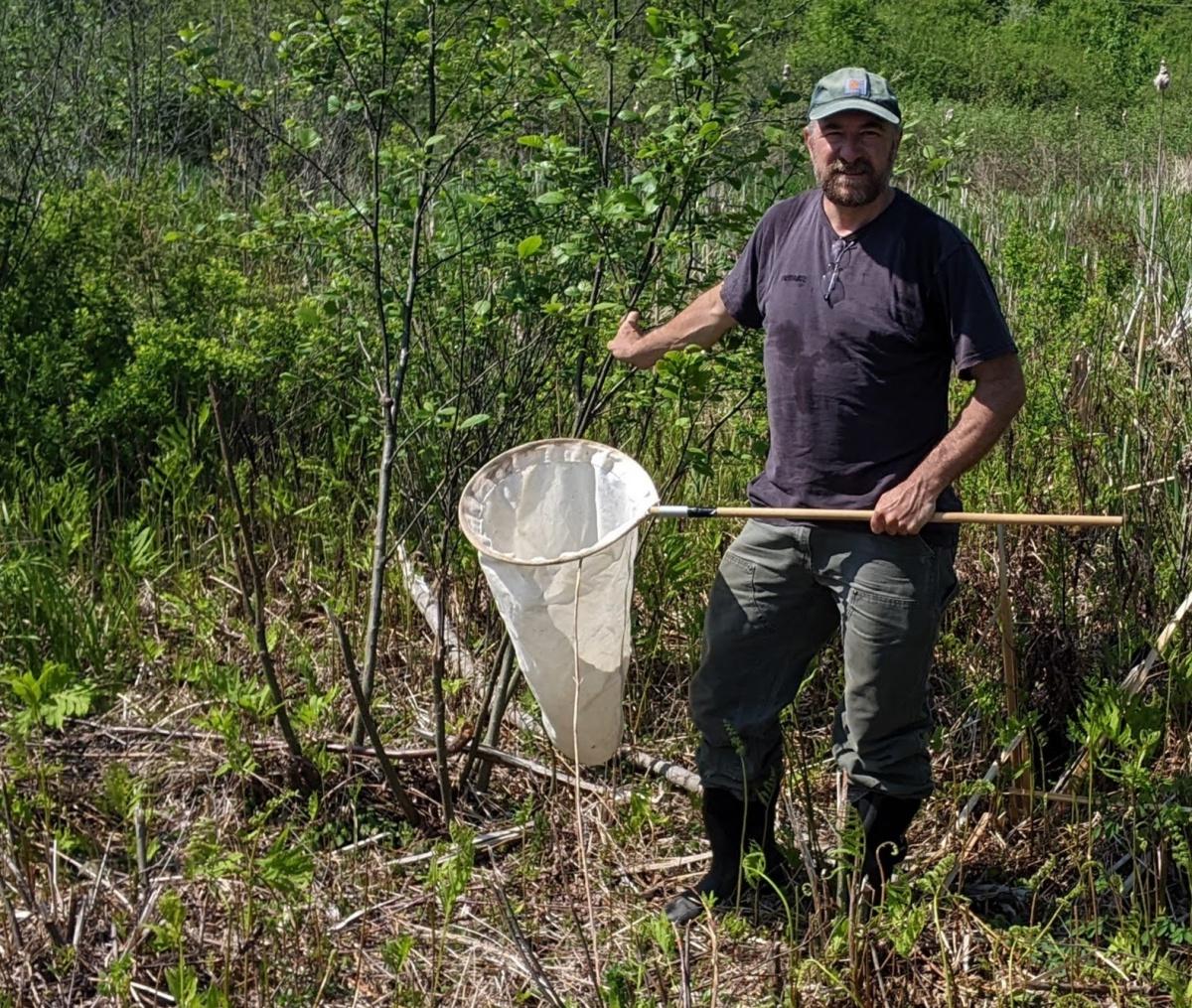 一张林业研究员杰夫·加纳斯做实地调查的照片