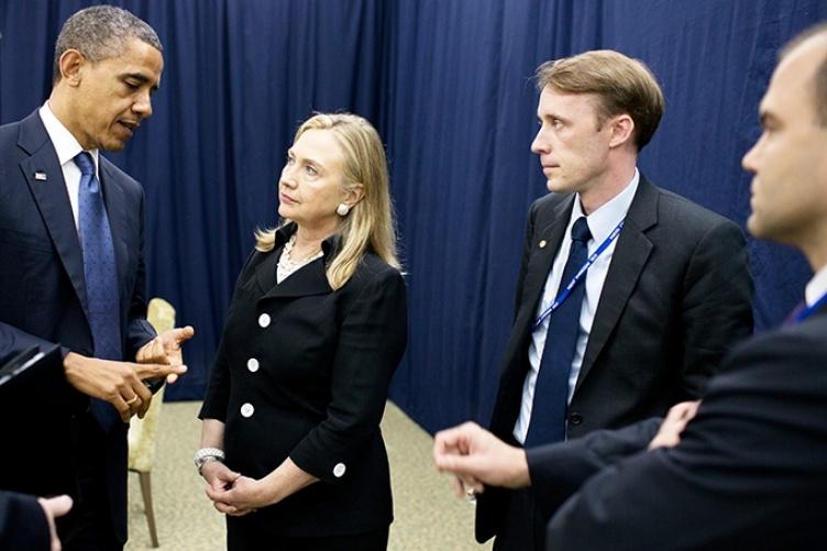 杰克·沙利文与前总统巴拉克·奥巴马和前国务卿希拉里·克林顿站在一起