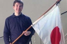 科里·麦肯西举着日本国旗