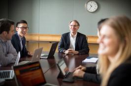 市场营销教授汤姆·格伦在市场营销课上与MBA学生聊天. 
