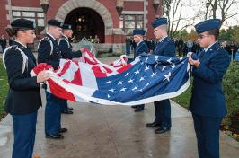 主要研究 参加后备役军官训练军团的成员举着美国国旗