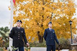 退伍军人节，ROTC学生站在旗杆前