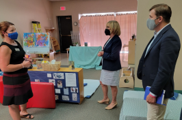 参议员玛吉·哈桑和国会议员克里斯·帕帕斯访问儿童研究与发展中心