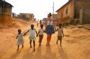 在加纳，握着孩子们的手