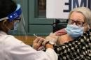 图为接受新型冠状病毒肺炎疫苗接种的老年妇女