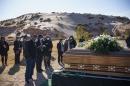 图为在新墨西哥州举行的新冠肺炎受害者葬礼上的哀悼者.
