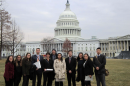 公共政策硕士学生站在华盛顿国会大厦前.C.D期间;.C. 讨论会.